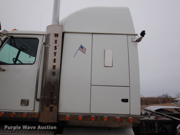 image for item KG9984 2004 Western Star 4900FA  semi truck