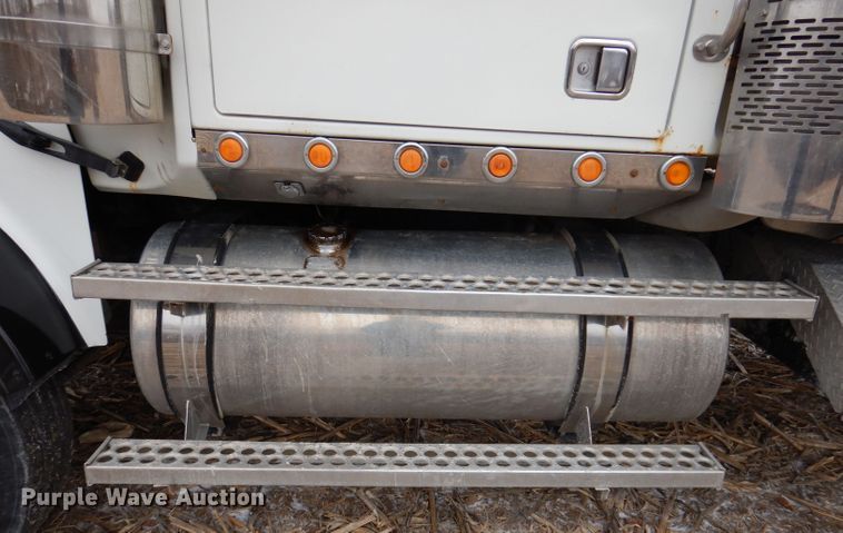 image for item KG9984 2004 Western Star 4900FA  semi truck