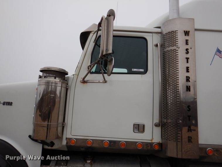 image for item KG9984 2004 Western Star 4900FA  semi truck