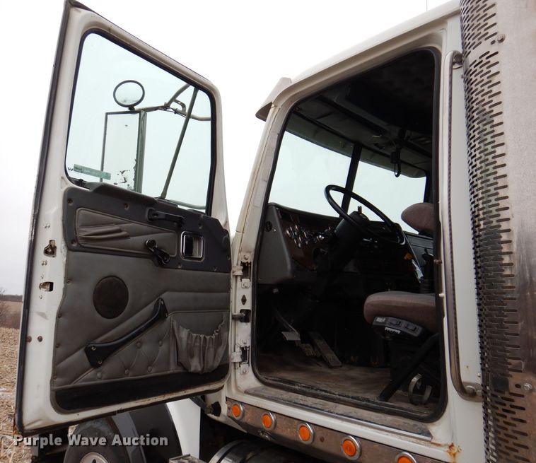 image for item KG9984 2004 Western Star 4900FA  semi truck