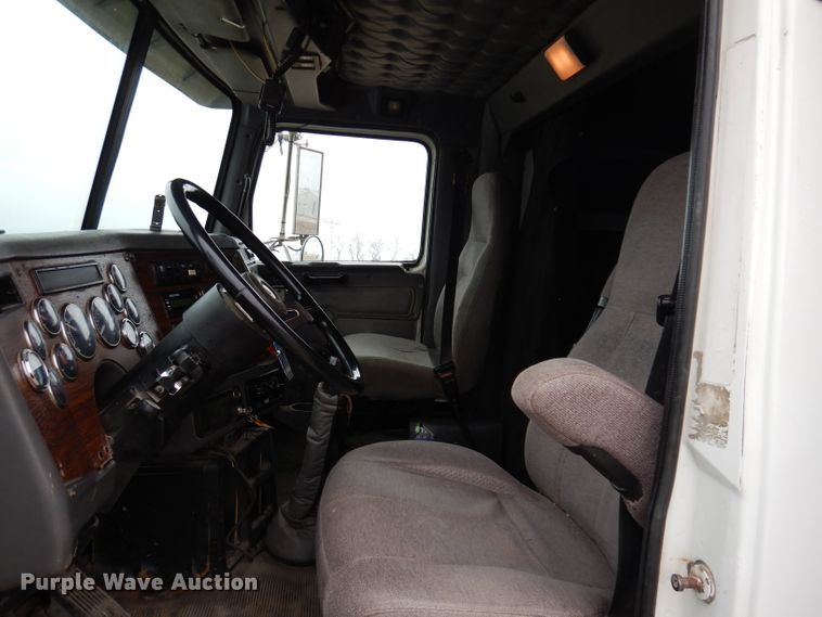 image for item KG9984 2004 Western Star 4900FA  semi truck