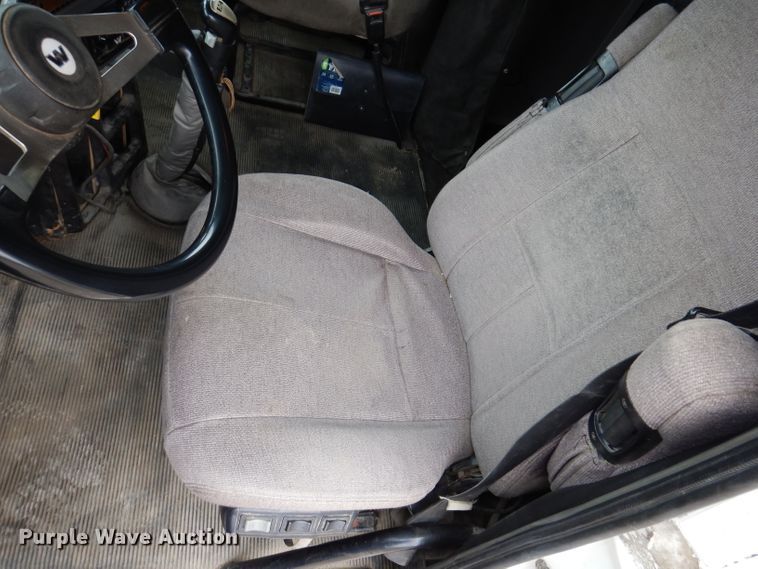 image for item KG9984 2004 Western Star 4900FA  semi truck