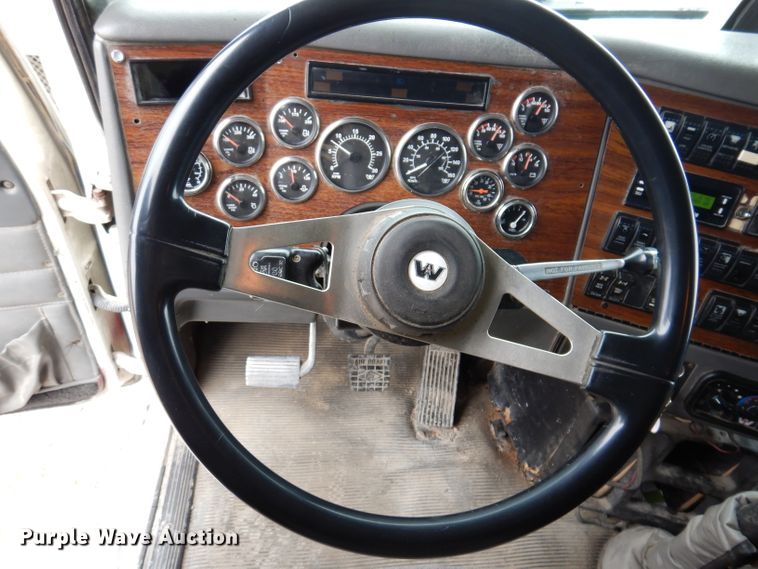 image for item KG9984 2004 Western Star 4900FA  semi truck