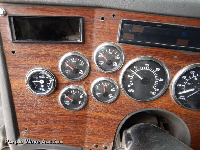 image for item KG9984 2004 Western Star 4900FA  semi truck