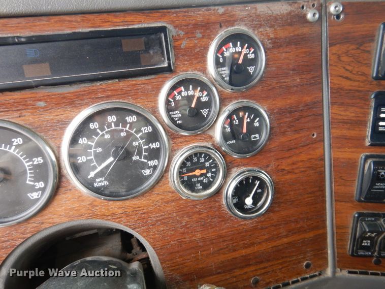 image for item KG9984 2004 Western Star 4900FA  semi truck