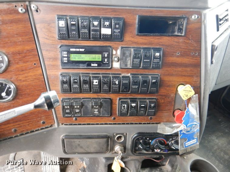 image for item KG9984 2004 Western Star 4900FA  semi truck