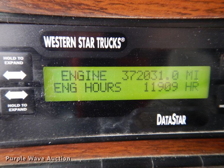 image for item KG9984 2004 Western Star 4900FA  semi truck