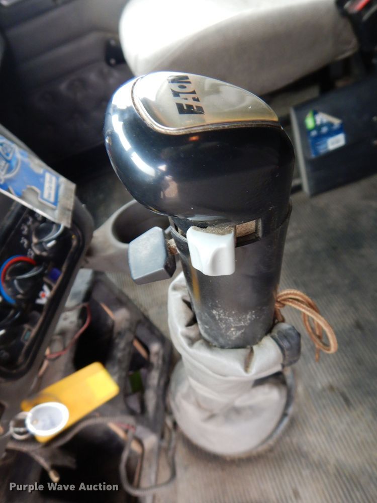 image for item KG9984 2004 Western Star 4900FA  semi truck