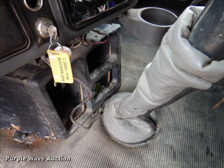 image for item KG9984 2004 Western Star 4900FA  semi truck