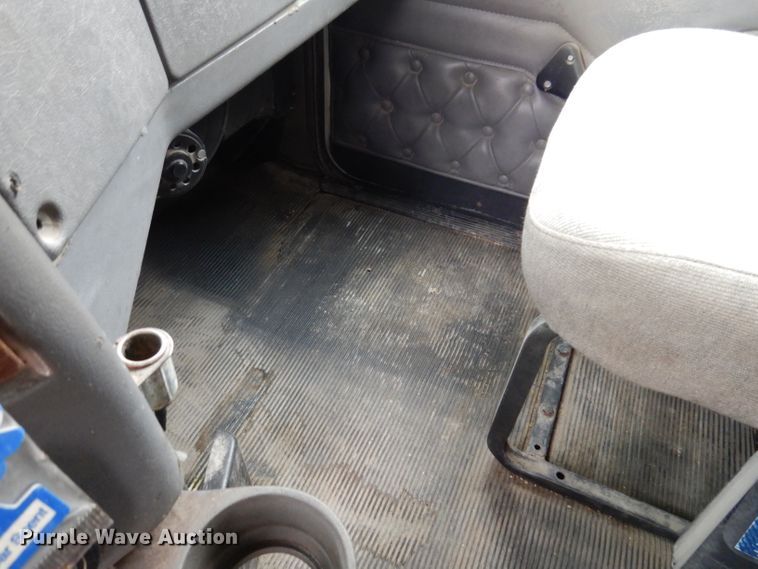 image for item KG9984 2004 Western Star 4900FA  semi truck