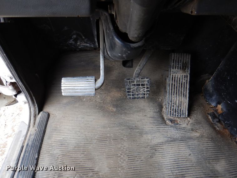 image for item KG9984 2004 Western Star 4900FA  semi truck