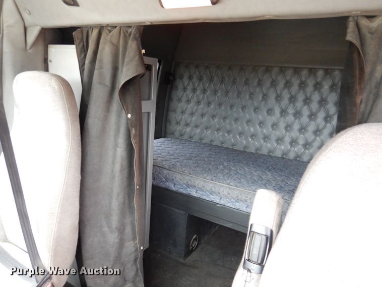 image for item KG9984 2004 Western Star 4900FA  semi truck