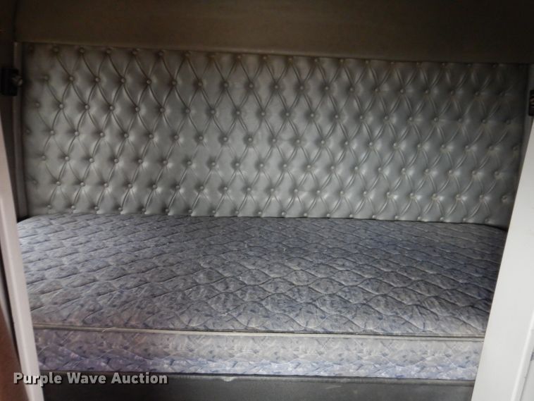 image for item KG9984 2004 Western Star 4900FA  semi truck