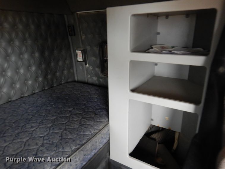 image for item KG9984 2004 Western Star 4900FA  semi truck