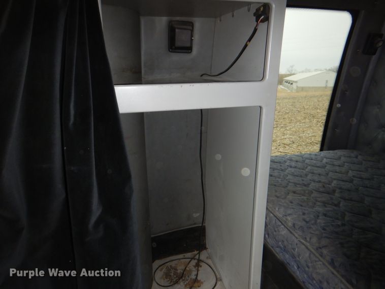 image for item KG9984 2004 Western Star 4900FA  semi truck