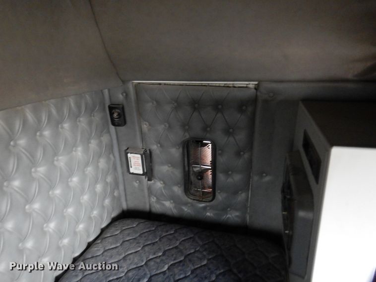 image for item KG9984 2004 Western Star 4900FA  semi truck