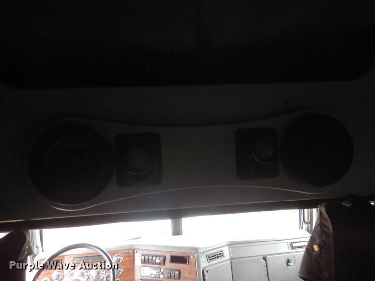 image for item KG9984 2004 Western Star 4900FA  semi truck