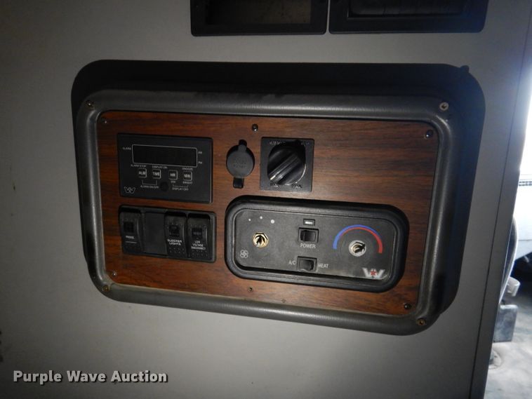 image for item KG9984 2004 Western Star 4900FA  semi truck