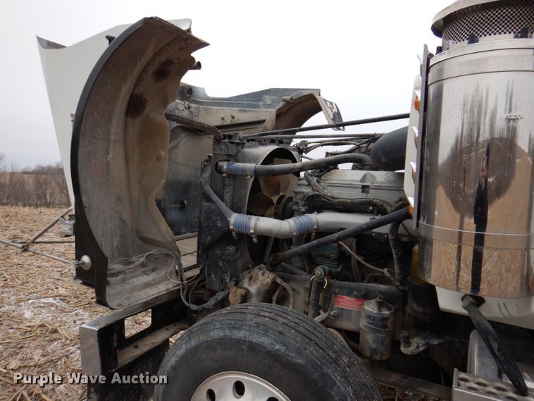 image for item KG9984 2004 Western Star 4900FA  semi truck