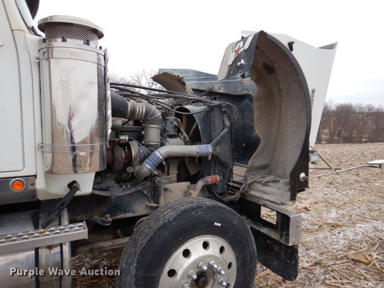 image for item KG9984 2004 Western Star 4900FA  semi truck