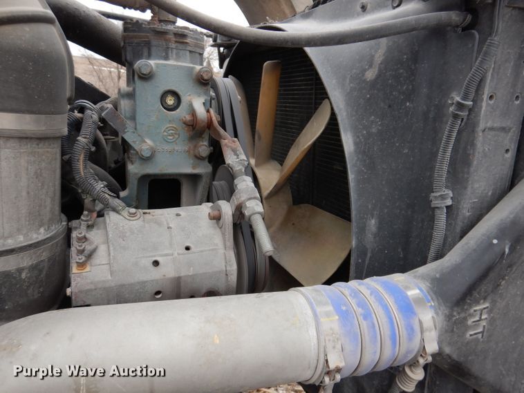 image for item KG9984 2004 Western Star 4900FA  semi truck