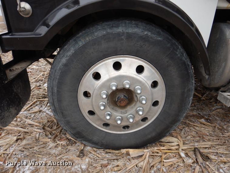 image for item KG9984 2004 Western Star 4900FA  semi truck