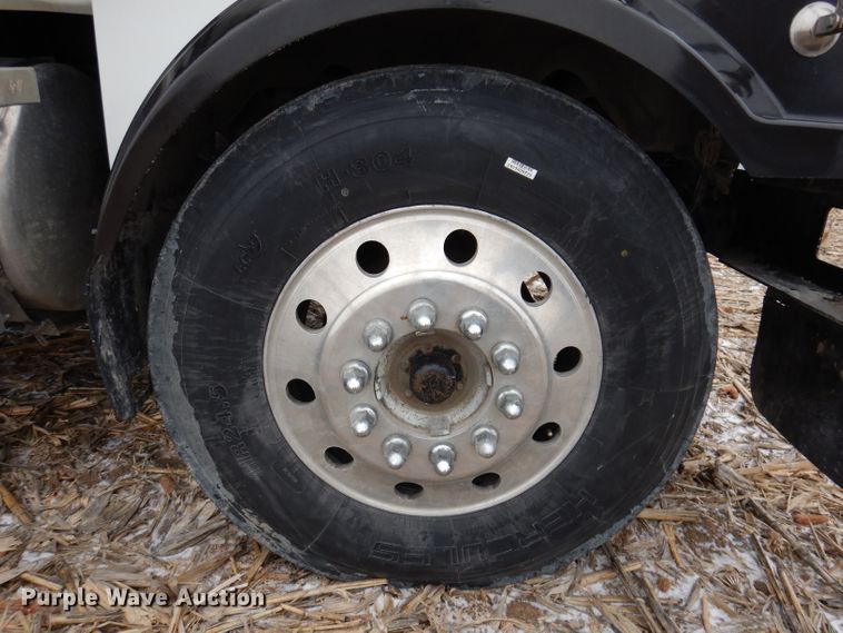 image for item KG9984 2004 Western Star 4900FA  semi truck