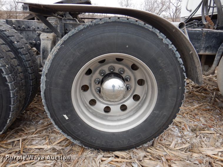 image for item KG9984 2004 Western Star 4900FA  semi truck