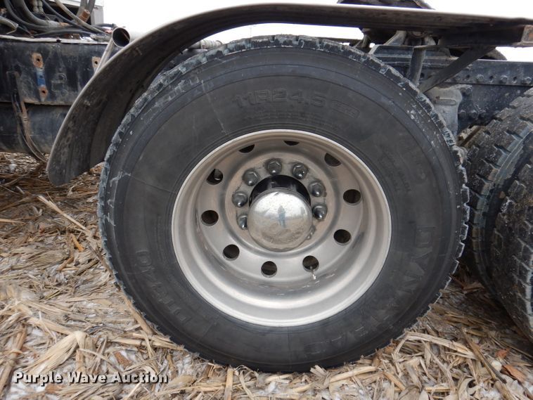 image for item KG9984 2004 Western Star 4900FA  semi truck