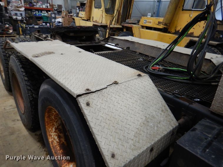 image for item KG9987 1993 Ford LTLS9000  semi truck