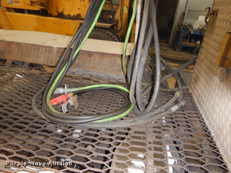 image for item KG9987 1993 Ford LTLS9000  semi truck