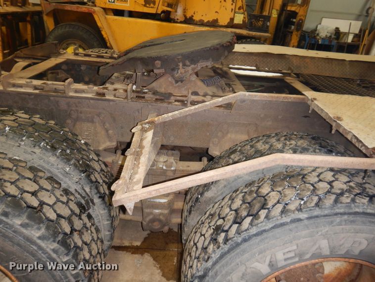 image for item KG9987 1993 Ford LTLS9000  semi truck