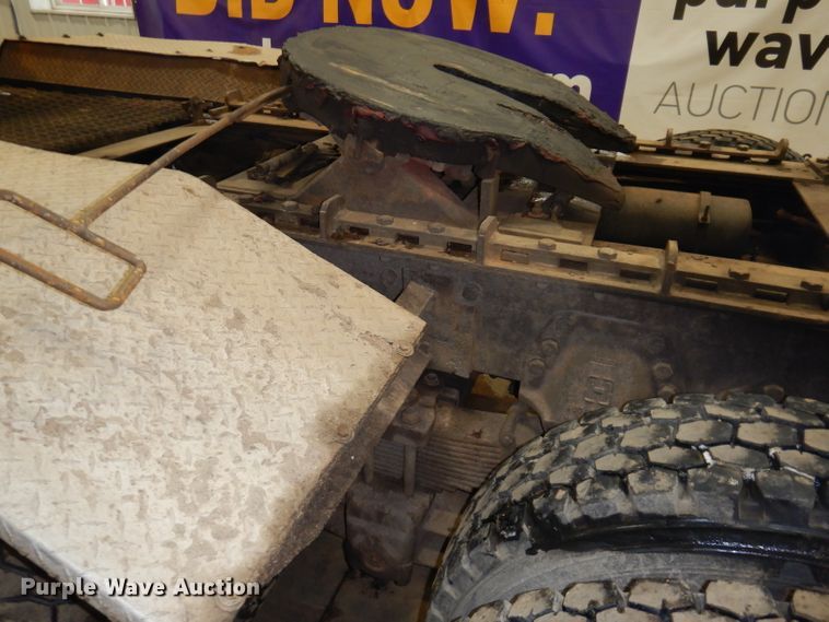 image for item KG9987 1993 Ford LTLS9000  semi truck