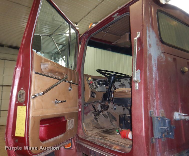 image for item KG9987 1993 Ford LTLS9000  semi truck