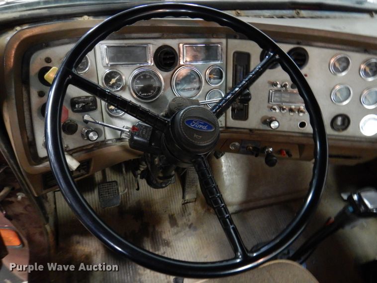 image for item KG9987 1993 Ford LTLS9000  semi truck