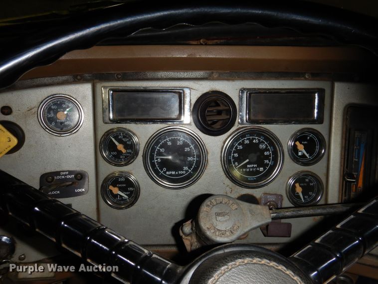 image for item KG9987 1993 Ford LTLS9000  semi truck