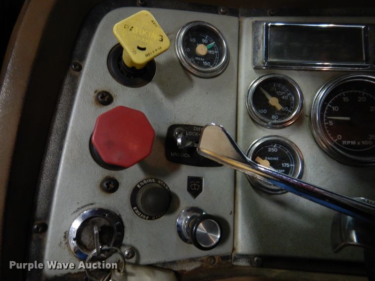 image for item KG9987 1993 Ford LTLS9000  semi truck