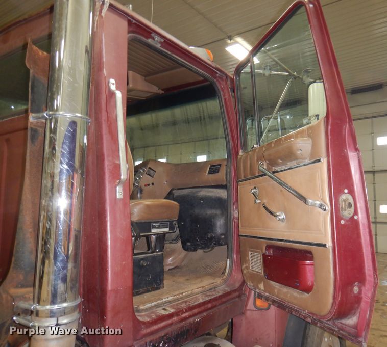 image for item KG9987 1993 Ford LTLS9000  semi truck