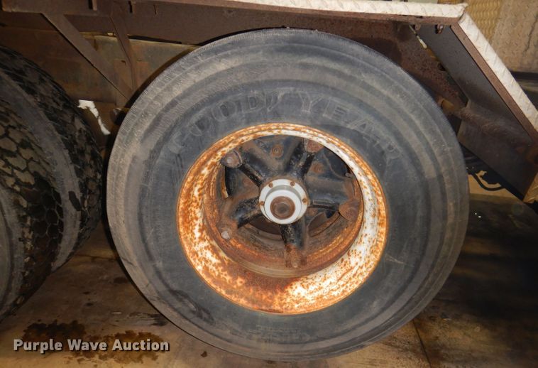 image for item KG9987 1993 Ford LTLS9000  semi truck