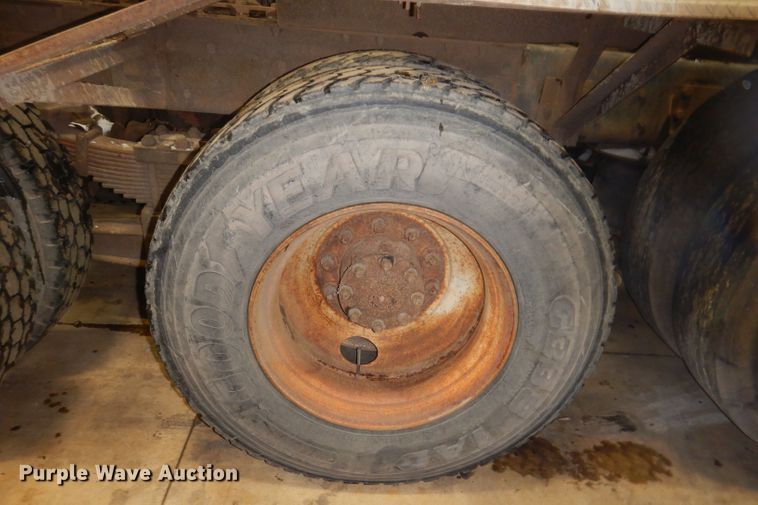 image for item KG9987 1993 Ford LTLS9000  semi truck