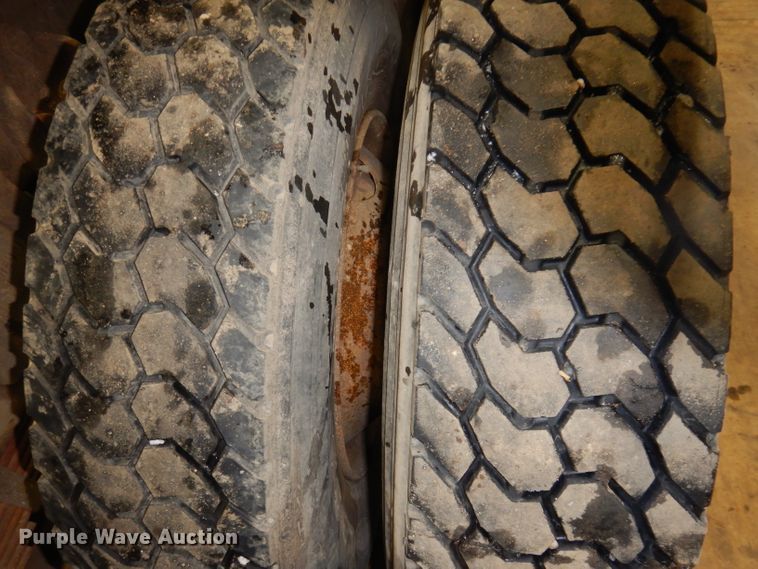 image for item KG9987 1993 Ford LTLS9000  semi truck