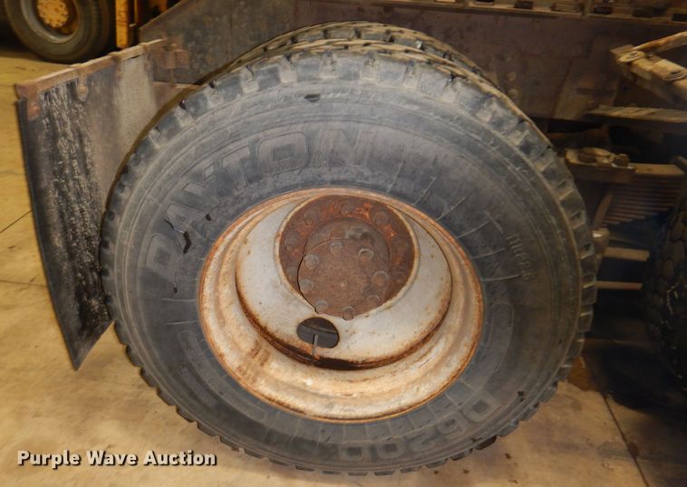 image for item KG9987 1993 Ford LTLS9000  semi truck