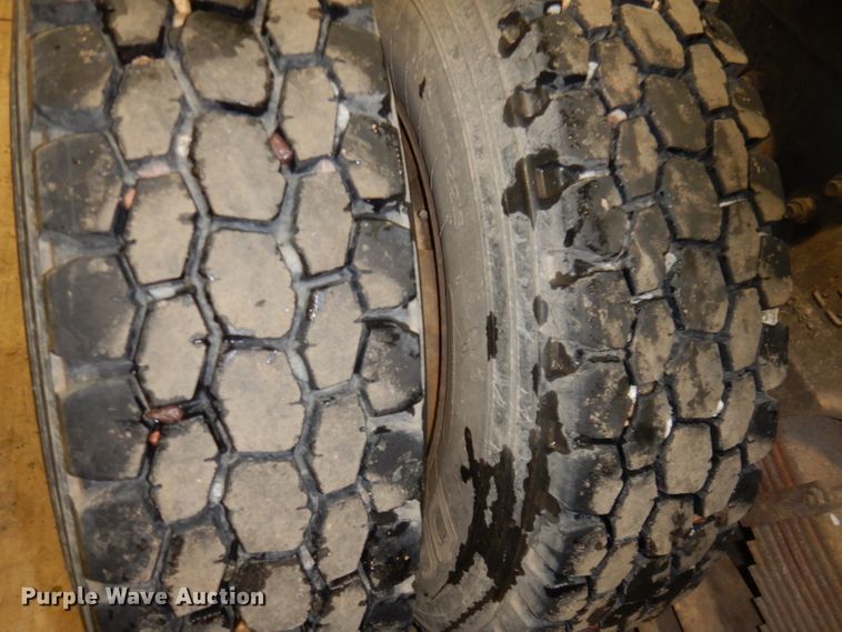 image for item KG9987 1993 Ford LTLS9000  semi truck