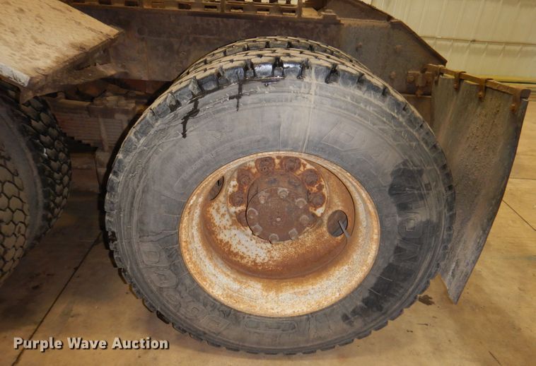 image for item KG9987 1993 Ford LTLS9000  semi truck