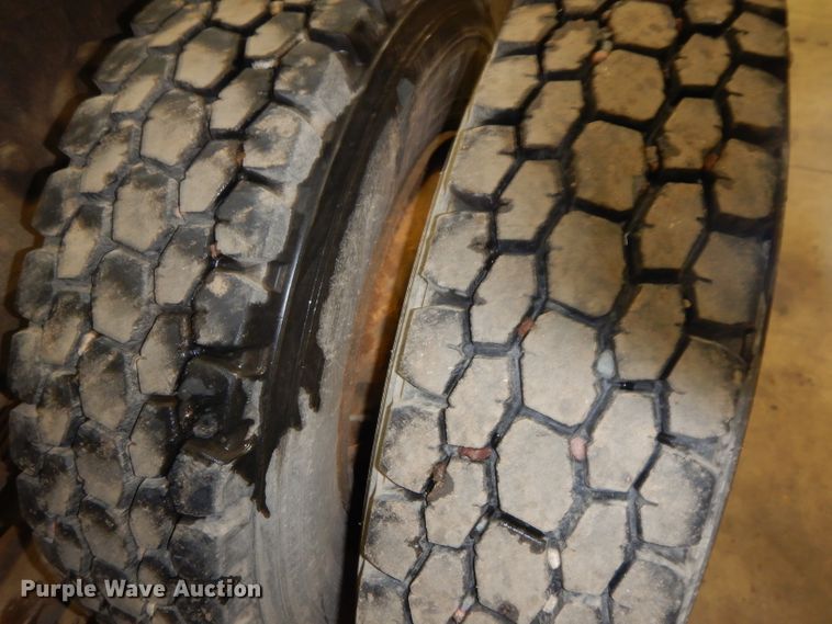 image for item KG9987 1993 Ford LTLS9000  semi truck