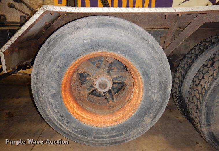 image for item KG9987 1993 Ford LTLS9000  semi truck