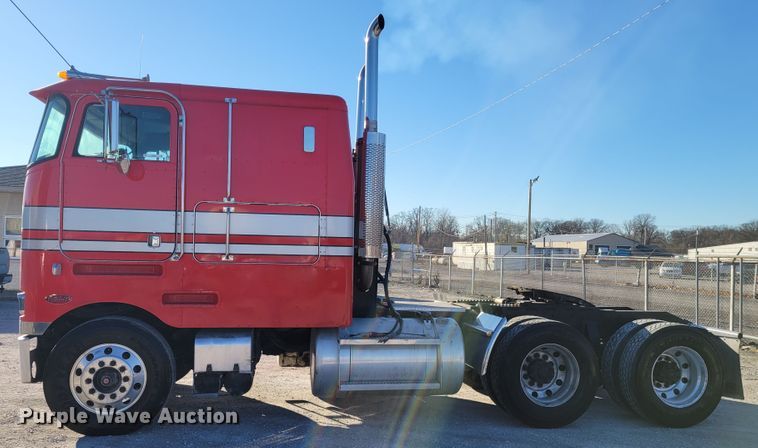 image for item KH9920 1985 Peterbilt 362  semi truck