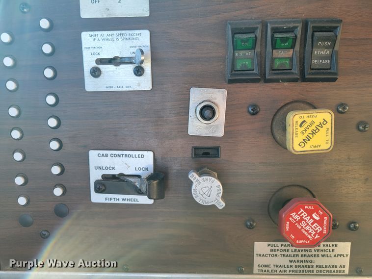 image for item KH9920 1985 Peterbilt 362  semi truck