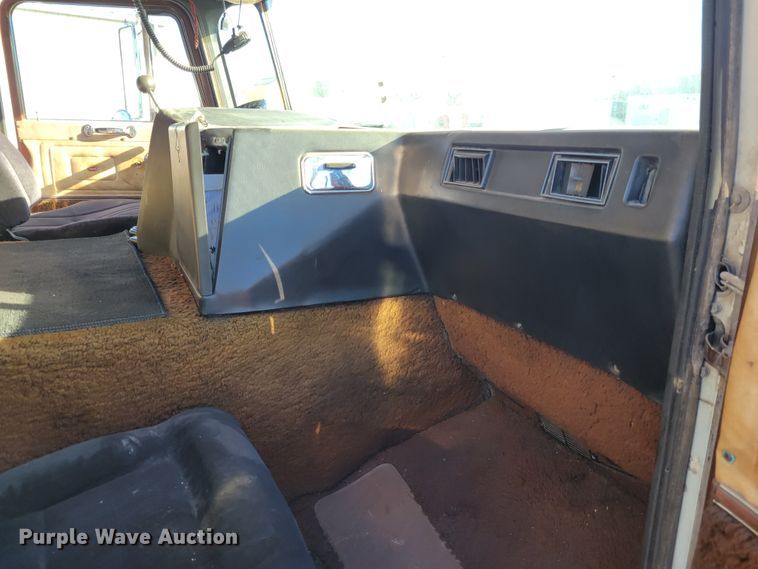 image for item KH9920 1985 Peterbilt 362  semi truck