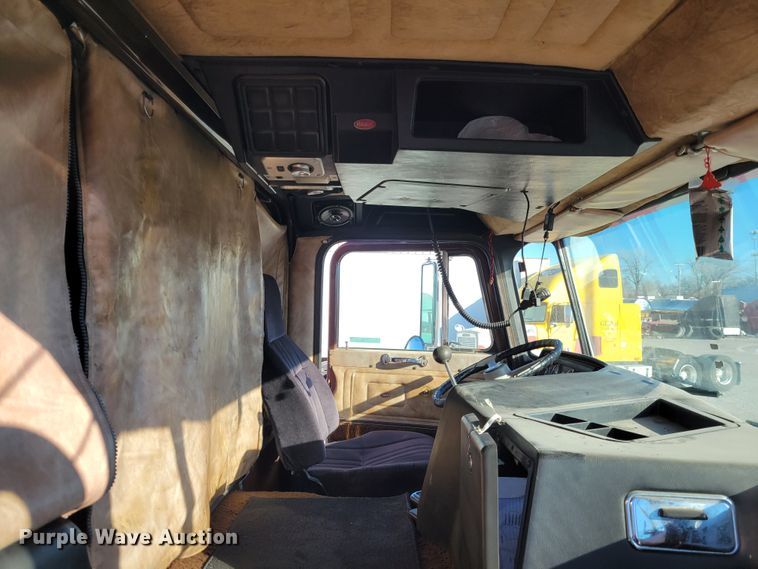 image for item KH9920 1985 Peterbilt 362  semi truck